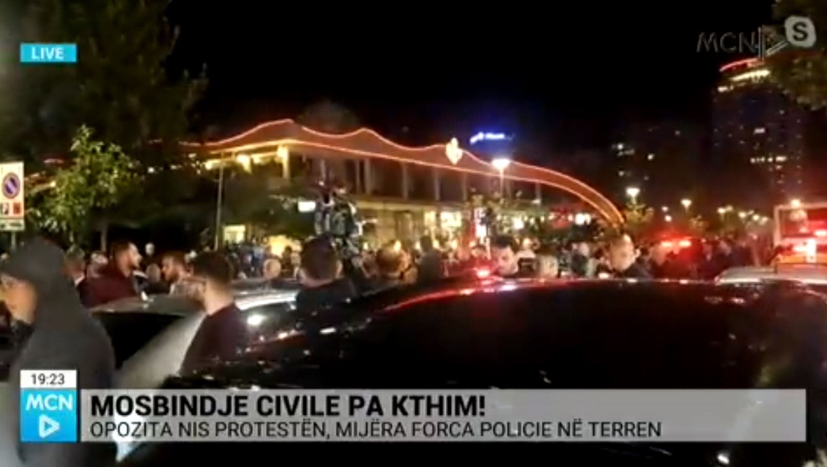 Protesta e opozitës nis me aksion/ Protestuesit hedhin molotov, marshojnë në këmbë drejt selisë së PS