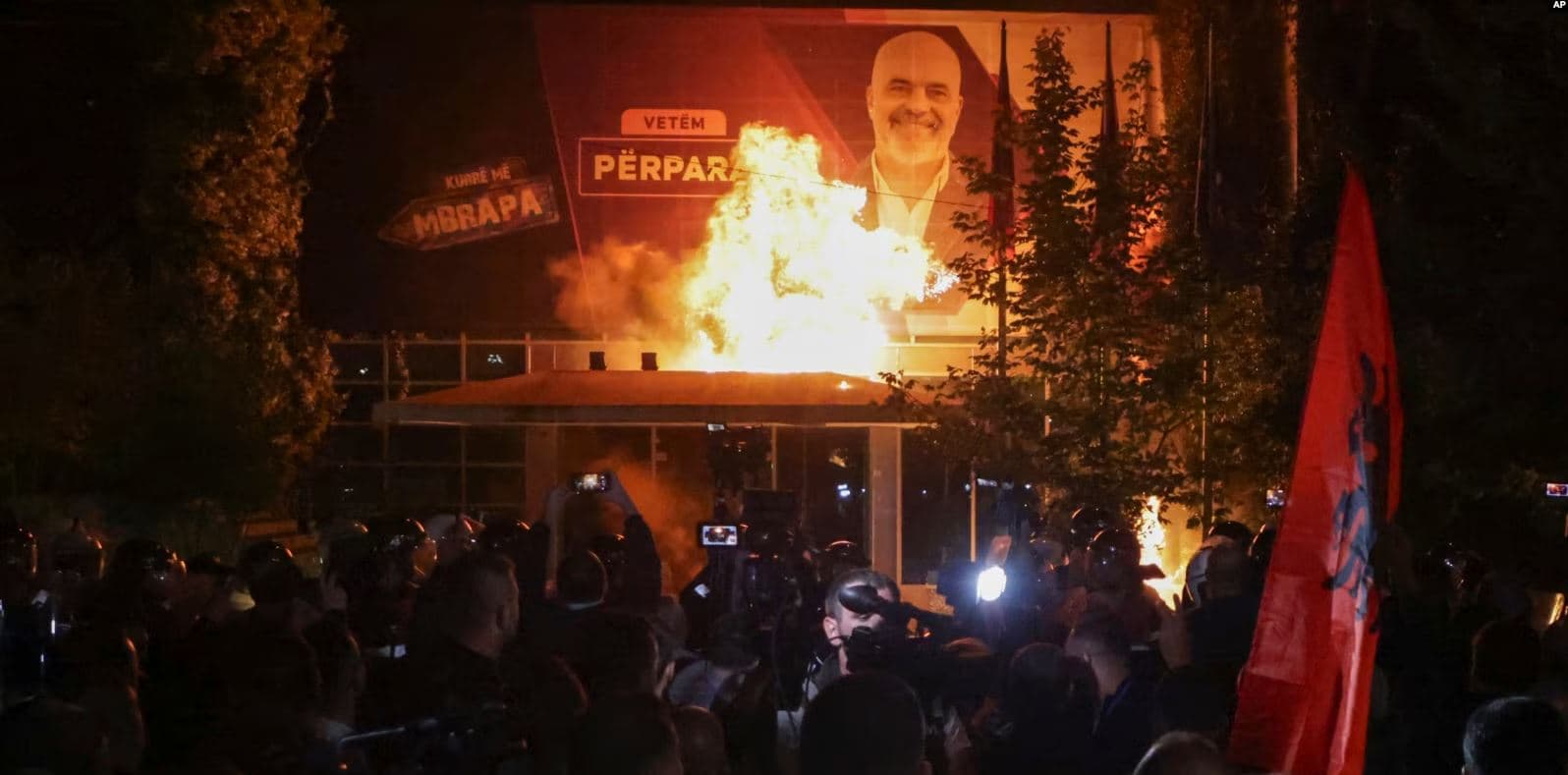Protesta e PD/ Arrestohet një protestues. Procedohen Noka, Bardhi, Minarolli dhe tre qytetarë, mes tyre edhe të mitur  