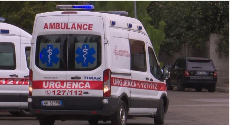 Lezhë/ Makina përplaset me kamionin në Lezhë, burrë e grua përfundojnë në spital
