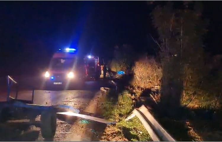  Aksident në aksin Lushnjë-Berat/ U bllokua në autobot, humb jetën shoferi
