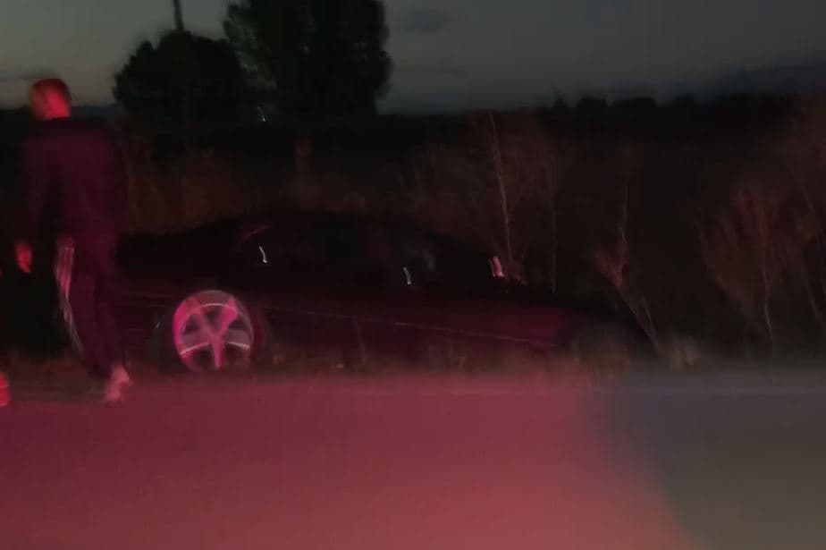 Mjeti del nga rruga në Korçë, drejtuesi përfundon në spital