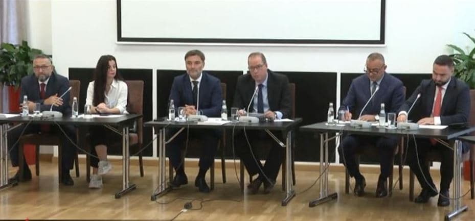 “Djathtas 1912”, Alibeaj dhe tre deputetë të tjerë prezantojnë partinë e re