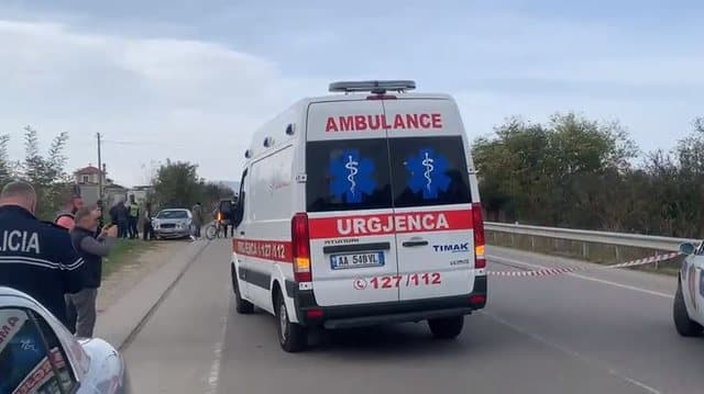 Makina i pret rrugën një mjeti në Shkodër, plagosen tre të mitur