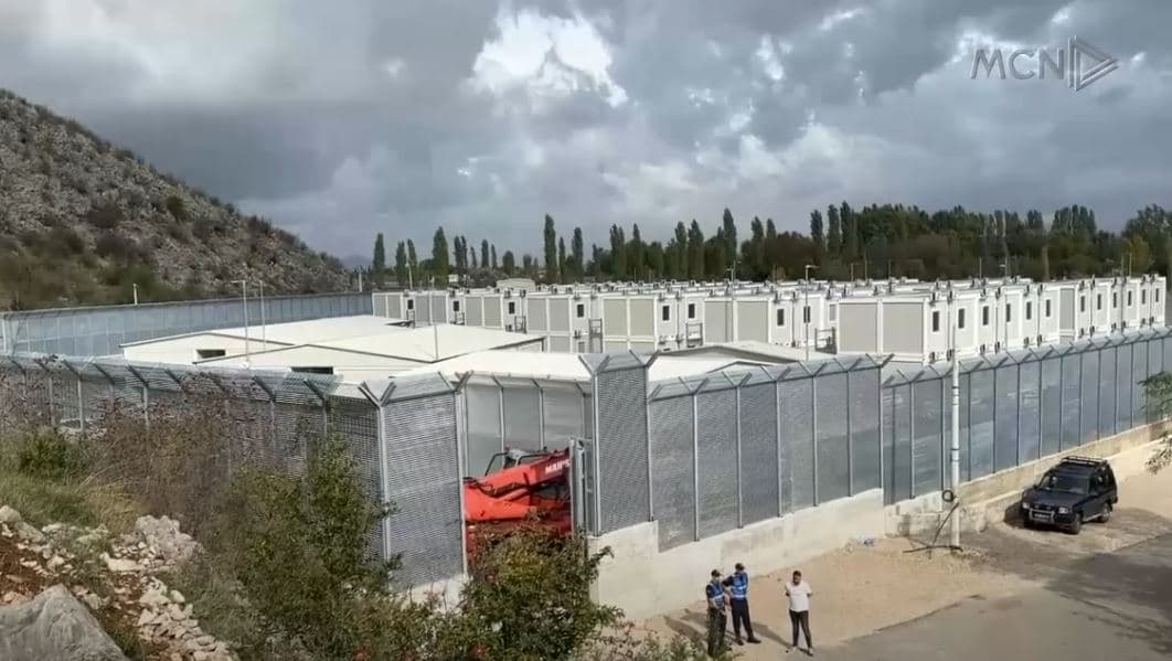 400 emigrantë drejt Shëngjinit, pritet strehimi i grupit të parë të emigrantëve (VIDEO)