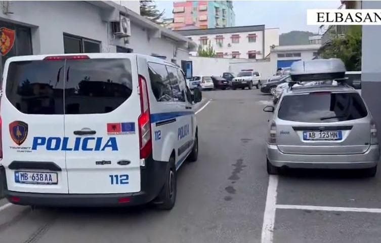 I mori para një personi nëpërmjet mashtrimit, kapet i shpalluri në kërkim në Elbasan