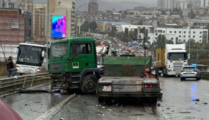    Shkaktoi aksident me shtatë makina/ Arrestohet shoferi i kamionit në Prishtinë