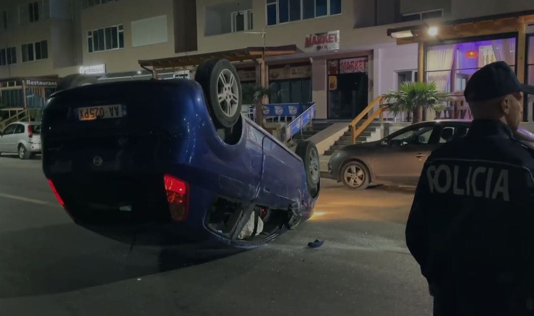 Përplaset me mjetin të parkuar, Ford-i përfundon përmbys, plagoset drejtuesi