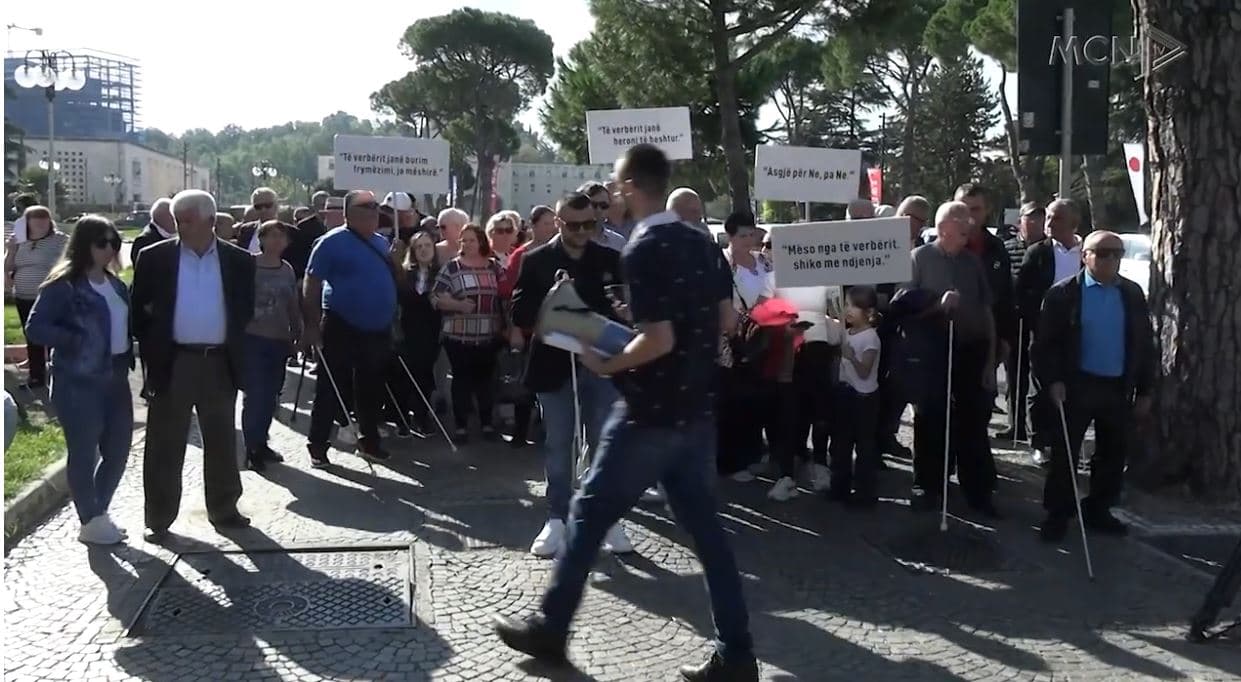 Dita Ndërkombëtare e Shkopit të Bardhë. Të verbërit, marshim sensibilizues: S’duam mëshirë