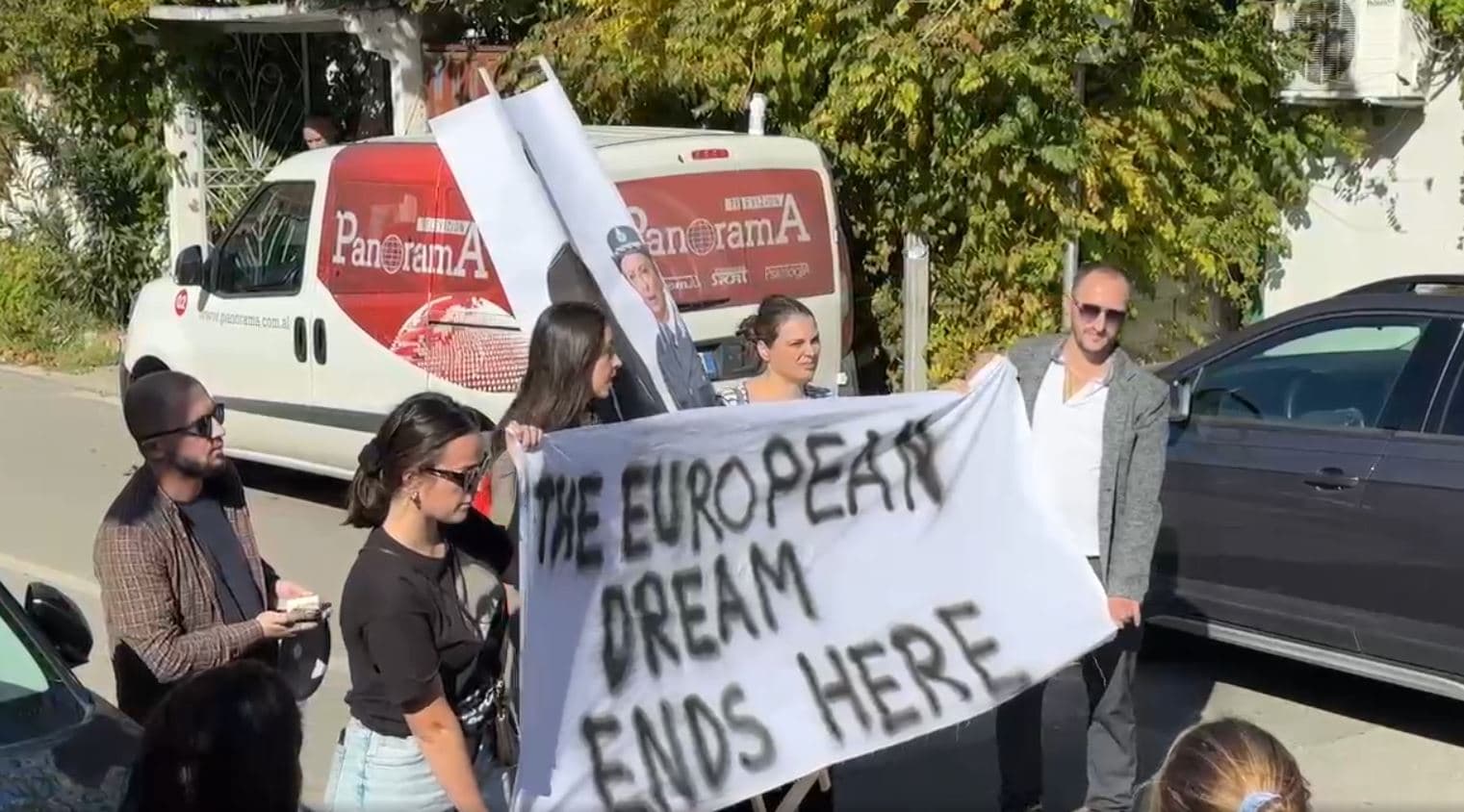 Mbërritja e anijes Libra në Shëngjin, qytetarët dhe aktivistët në protestë: Ëndrra europiane mbaron këtu!