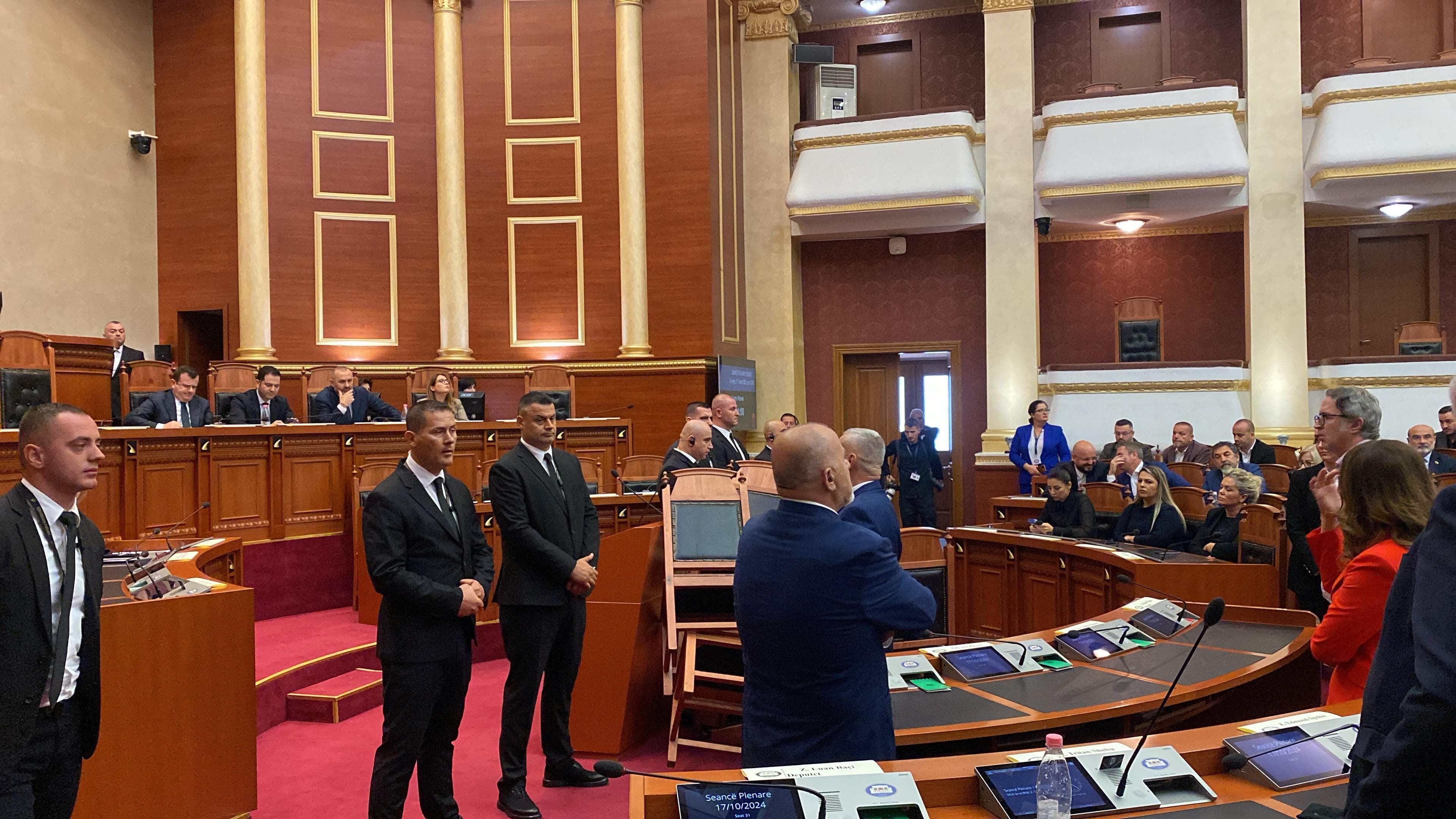 Deputetët e përjashtuar të PD hyjnë në seancë, Spiropali: Dilni jashtë, sulm i paprecedentë ndaj Kuvendit