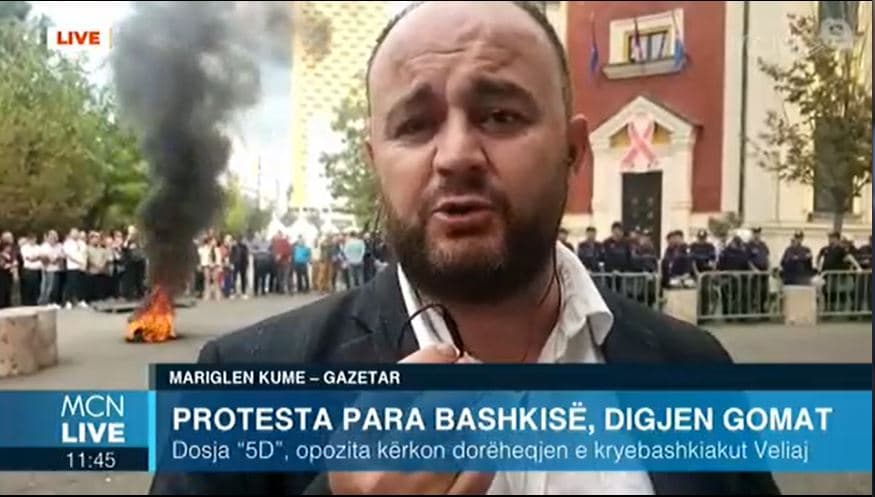 Opozita proteston para Bashkisë, djegin goma në shenjë revolte (VIDEO)