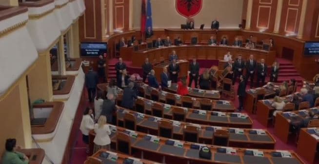 Tensionet në kuvend/ Hoxha: Do të bëjmë kallëzim në Prokurori. Dule: Nuk dënohet dhe kërcënohet parlamentari