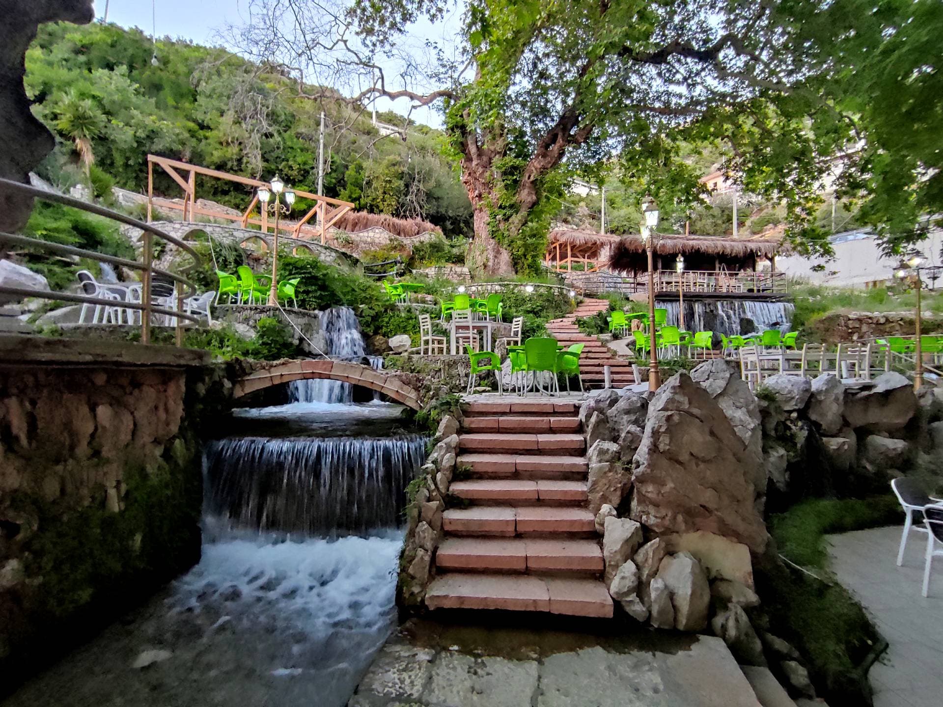 Makina del nga rruga në Borsh, plagosen 4 turistë
