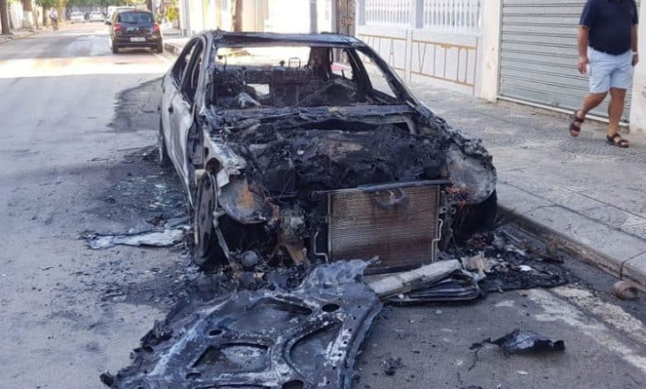 Digjen me benzinë dy makina në Kamëz, kapet i dyshuari