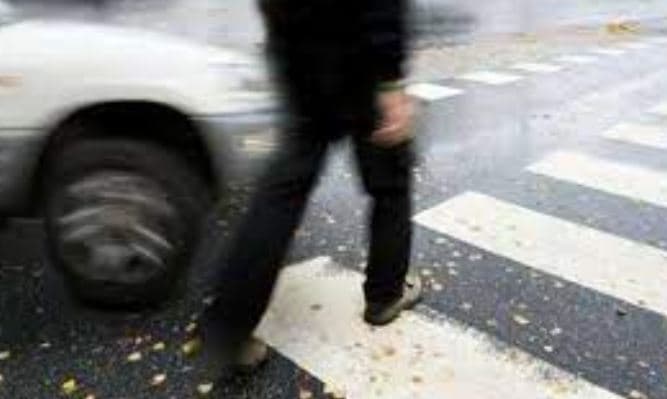 Elbasan/ Makina përplas të moshuarin te vijat e bardha, dërgohet në spital