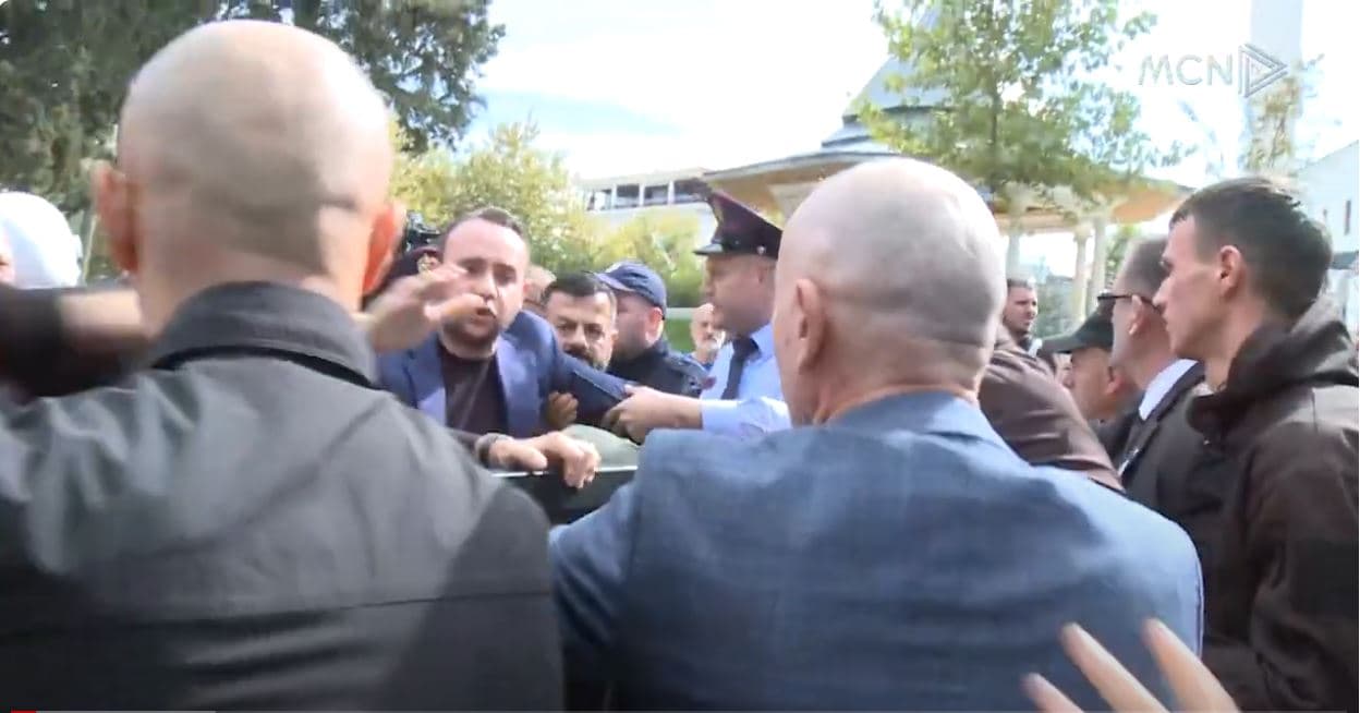 Deputetët e PD-së përplasen me gardën e policinë. Noka e Bardhi: Na nxorën armën! Policia: Gënjejnë