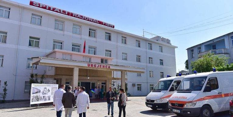 U dhunua ditë më parë së bashku me bashkëshorten/ 80-vjeçari ndërron jetë në spitalin e Fierit