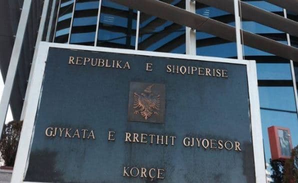 Akuzohet se ka ngacmuar seksualisht një vajzë të mitur, Gjykata e Korçës lë në burg 68-vjeçarin