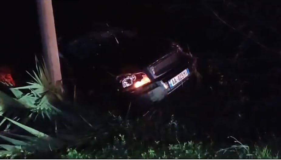 Makina përplaset me shtyllën e tensionit të mesëm në Lushnjë-Rrogozhinë, plagoset drejtuesi