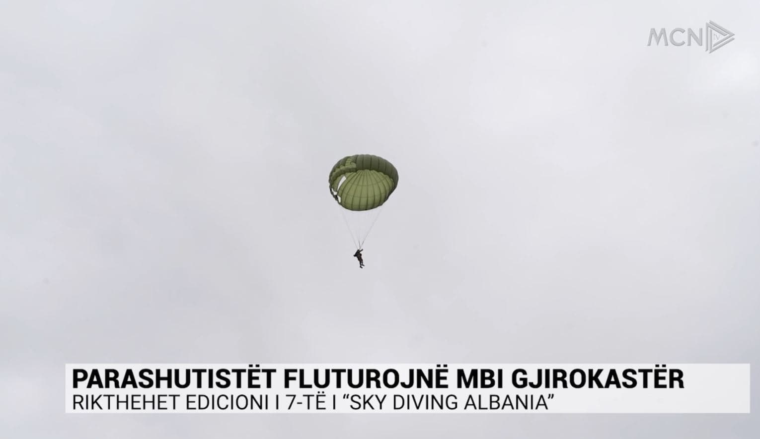 Parashutistët italianë ‘fluturojnë’ mbi Gjirokastër/ Rikthehet në edicionin e 7-të “Sky diving Albania” me 30 pjesëmarrës (VIDEO)