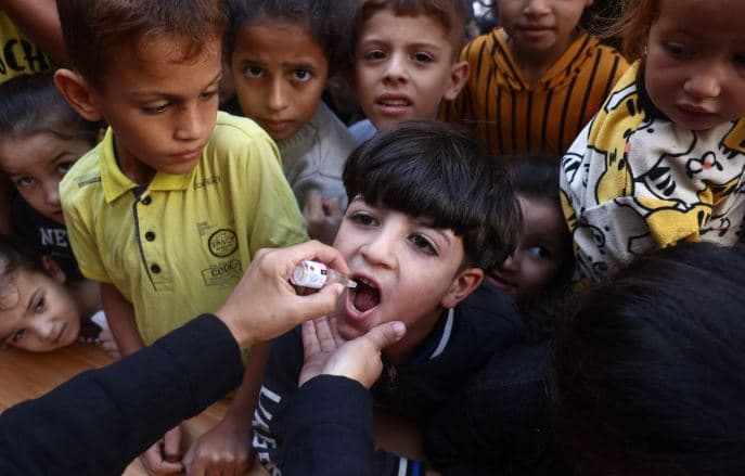 Gaza/ Mbi 140 mijë fëmijë marrin dozën e dytë të vaksinimit të poliomielitit