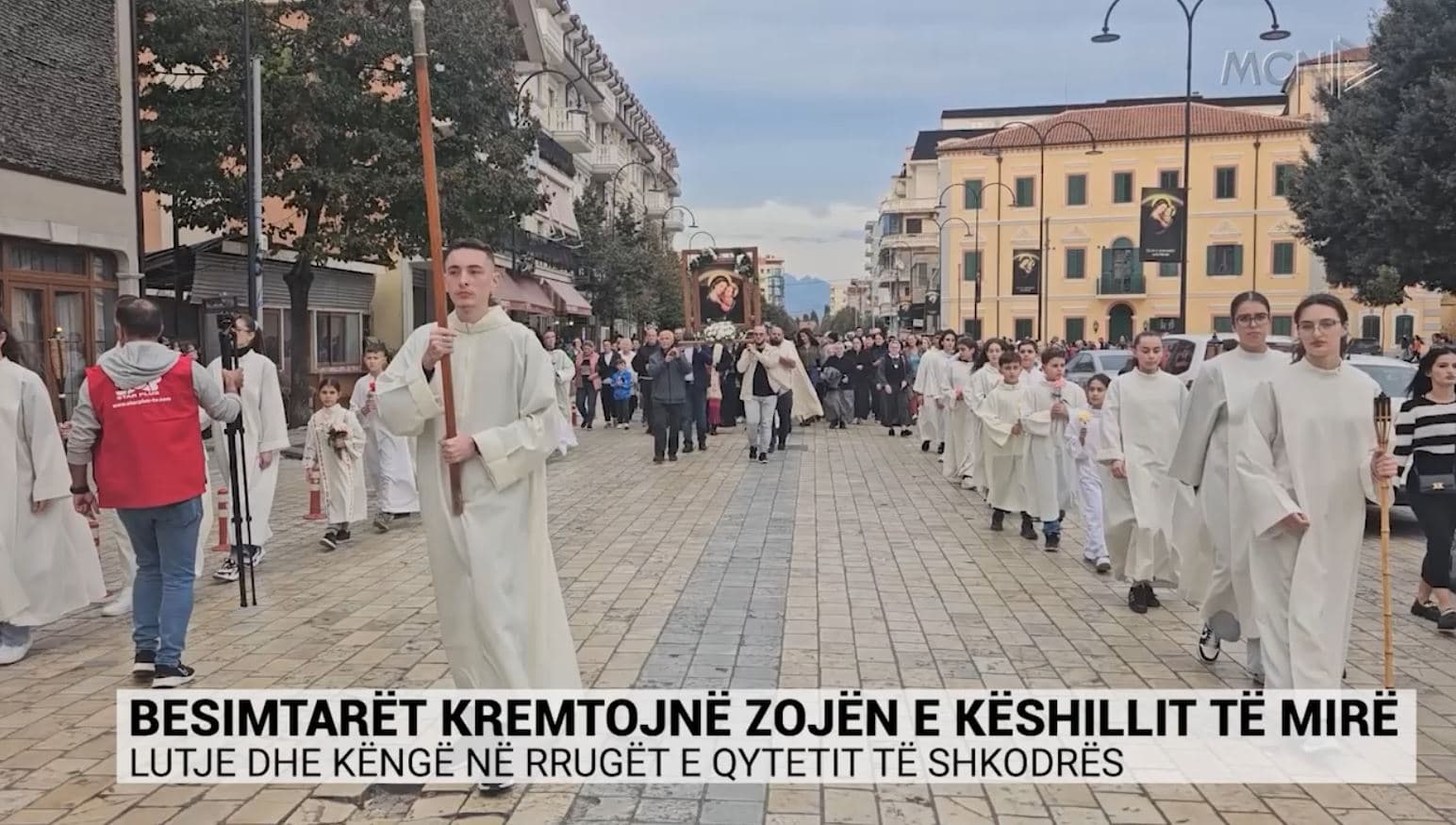 Besimtarët kremtojnë Zojën e Këshillit të Mirë/ Lutje dhe këngë në rrugët e qytetit të Shkodrës (VIDEO)