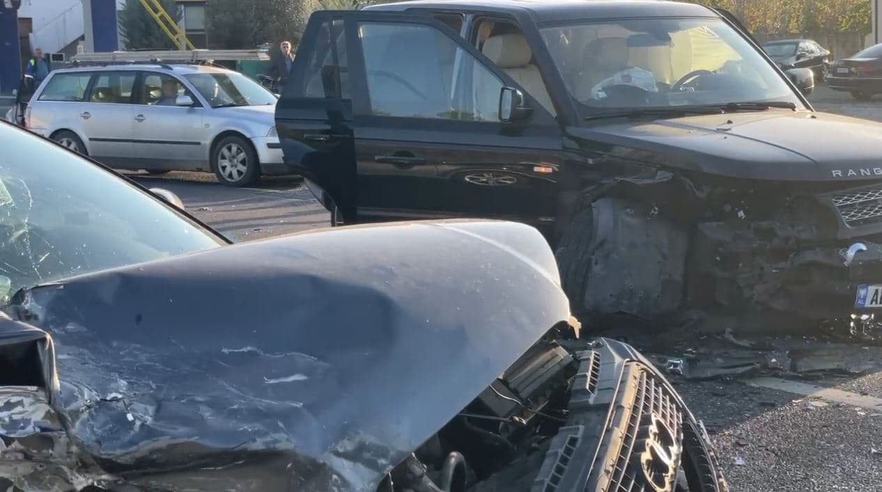 Përplasen tre makina në Lezhë-Shkodër, plagoset gruaja shtatzënë dhe një burrë 