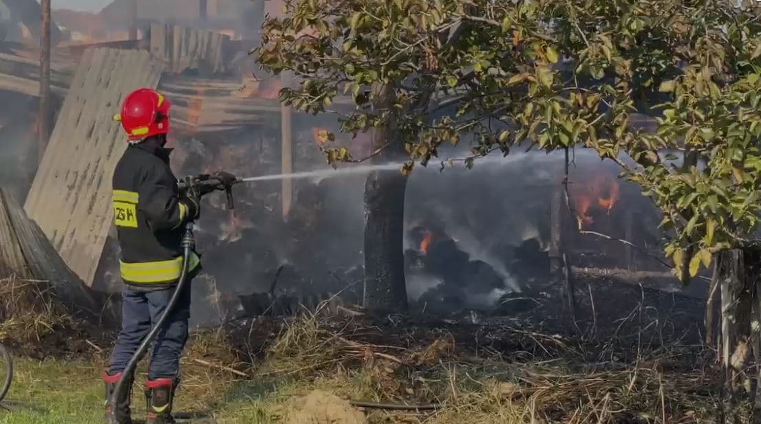 Përfshihet nga flakët magazina në Lezhë