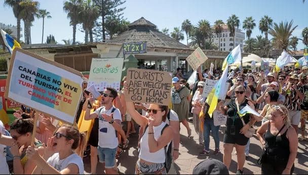 Banorët e Ishujve Kanarie në Spanjë protestojnë kundër turizmit masiv