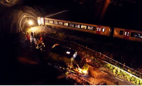 Përplasen dy trena në Uells, një i vdekur dhe 15 të plagosur