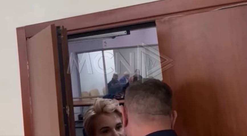 Meta në kafazin e qelqtë në GJKKO. Shtyhet seanca për kreun e Partisë së Lirisë: Kreu i SPAK, qen! (VIDEO)