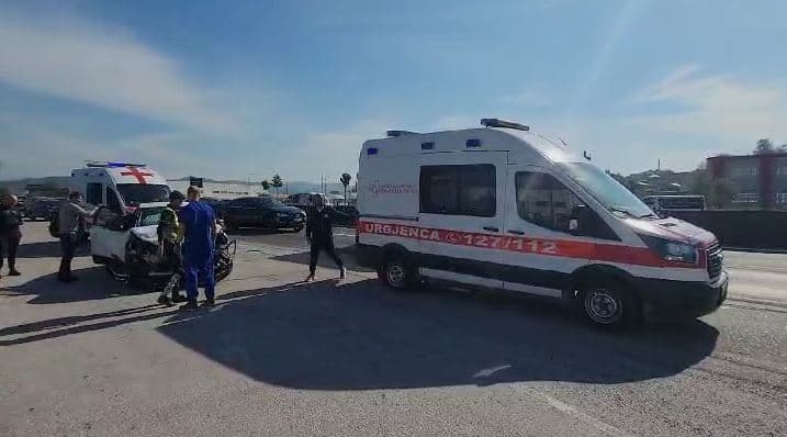Aksidentohen 4 automjete në autostradën Tiranë-Durrës