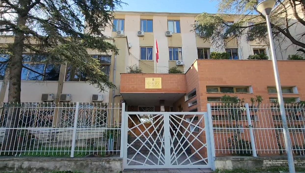 Tentoi të vriste prindërit e moshuar duke i vënë zjarrin shtëpisë/ Gjykata e Fierit vendos shtrimin në spital psikiatrik për 42-vjeçarin