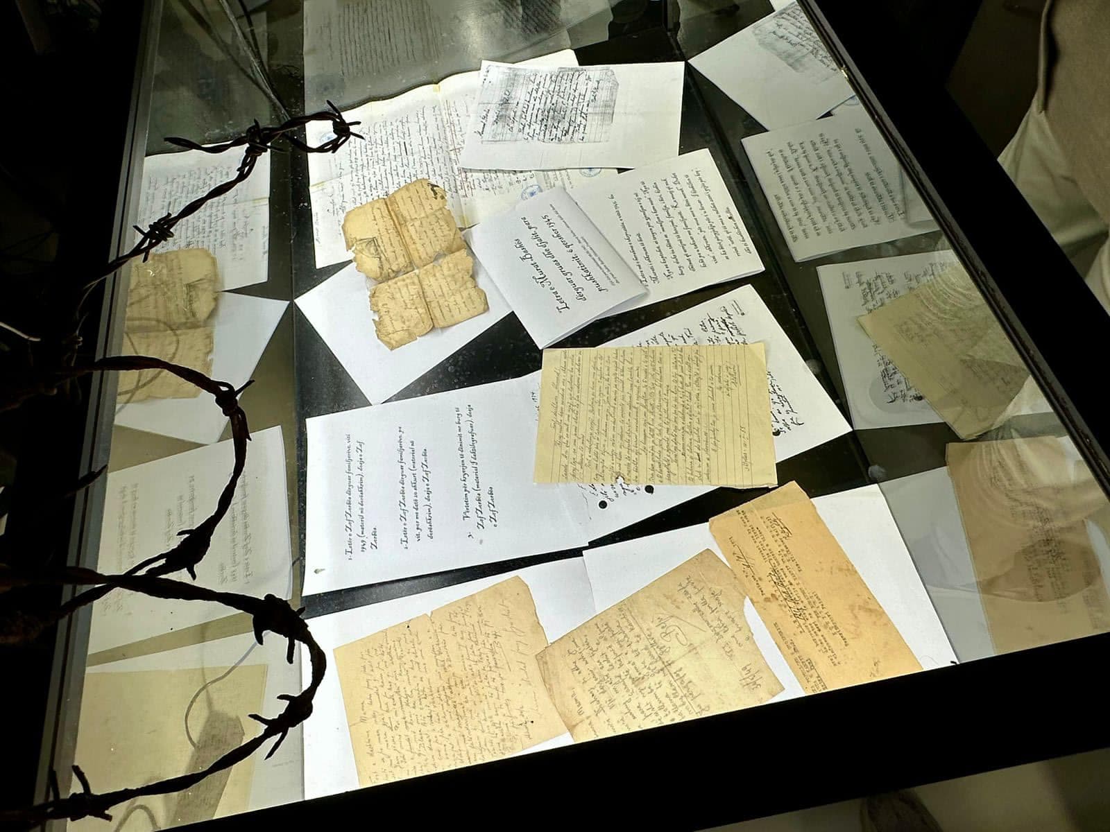 Letrat e të burgosurve politikë gjatë komunizmit/ Çelet ekspozita “Letra nga Ferri”