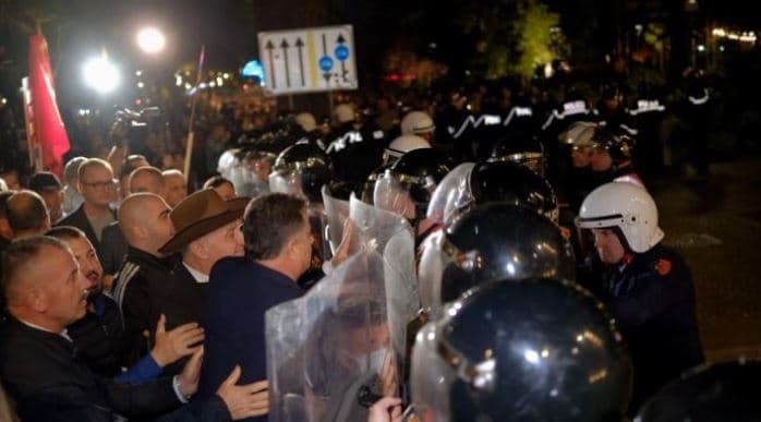 Protesta e opozitës/ Policia: 16 deputetë në SPAK! 195 protestues në hetim, 4 të arrestuar
