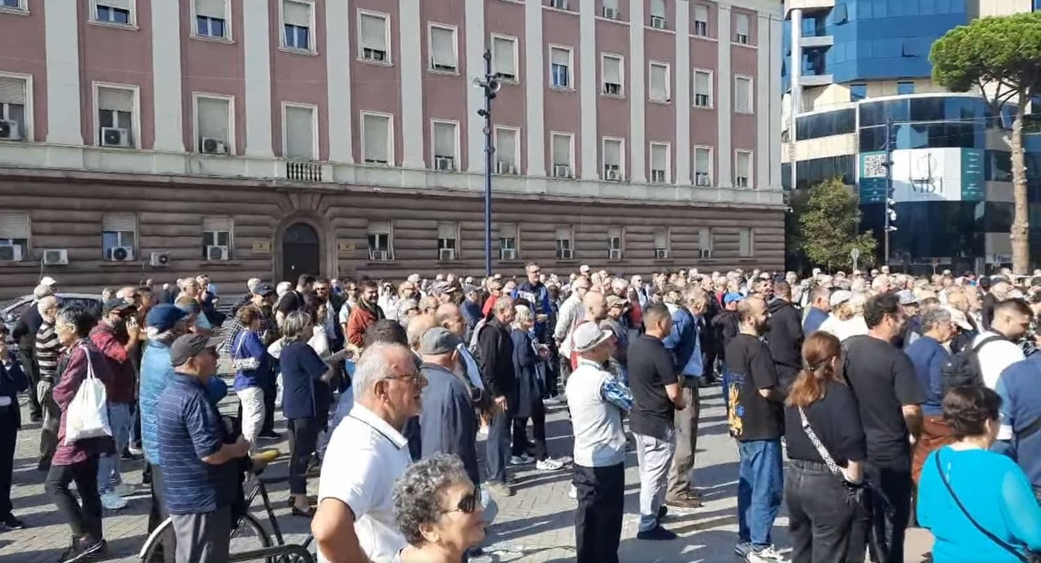 Pensionistët protestojnë para Kryeministrisë