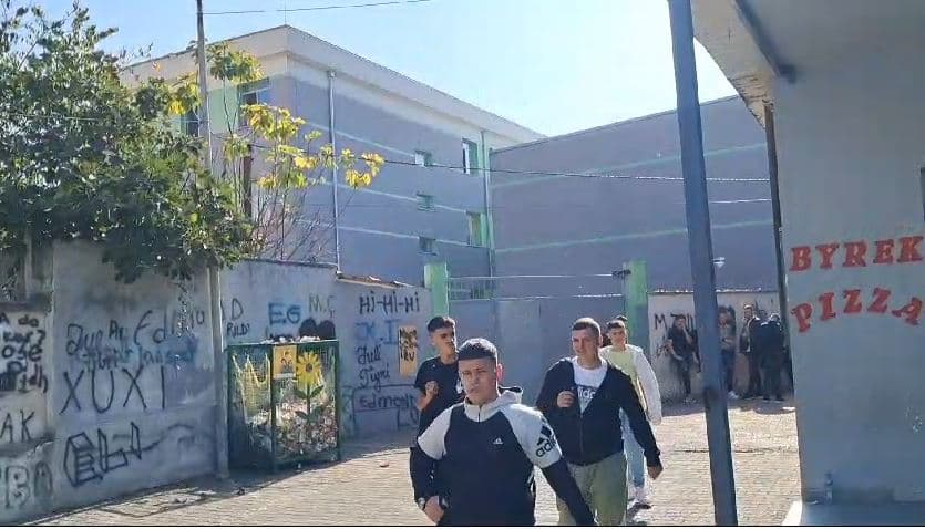   18-vjeçari plagoset në ambientet e gjimnazit në Fushë-Krujë (VIDEO)