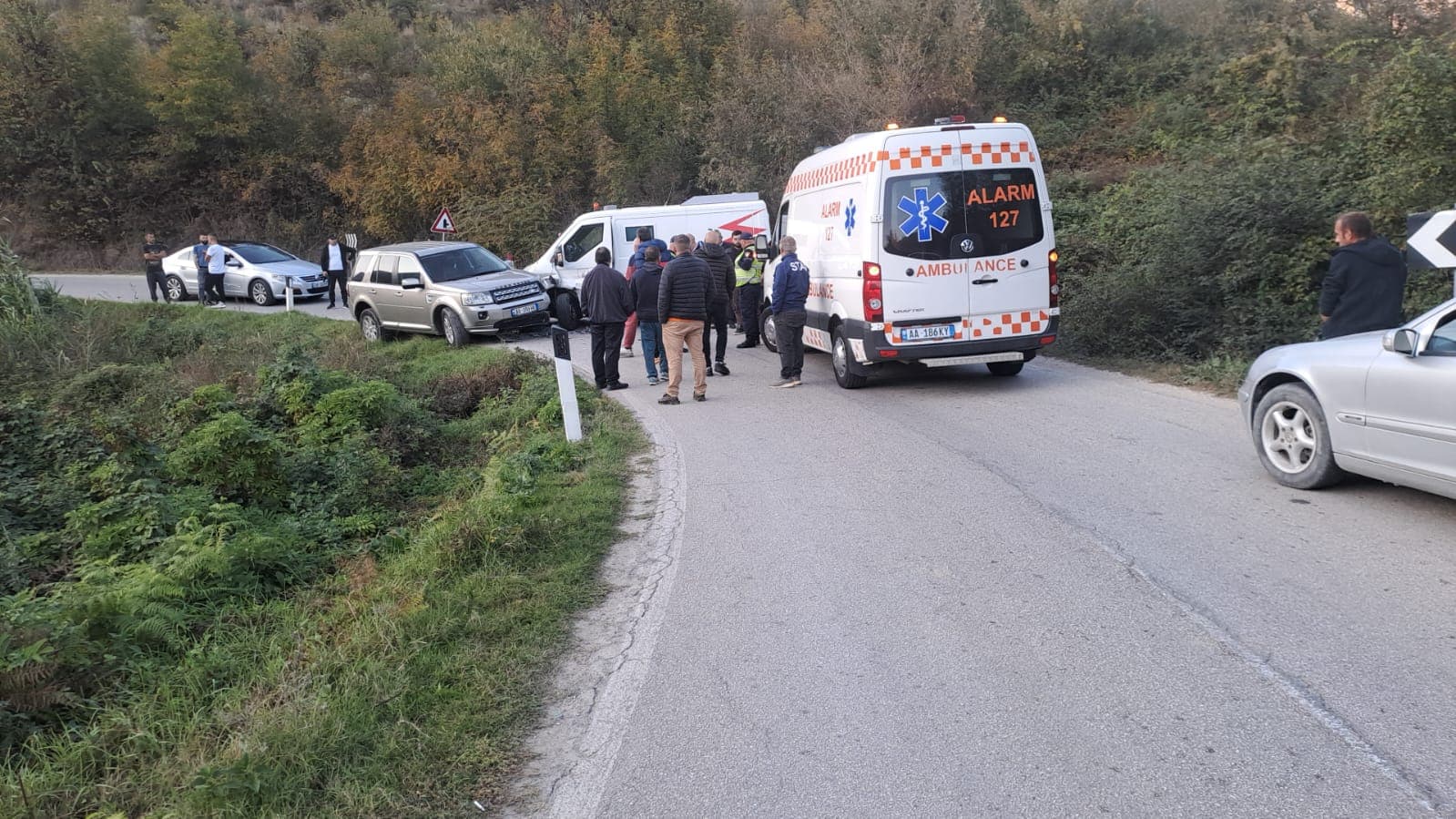  Furgoni i policisë private përplaset me makinën/ Plagosen dy persona në aksin nacional Tepelenë-Përmet