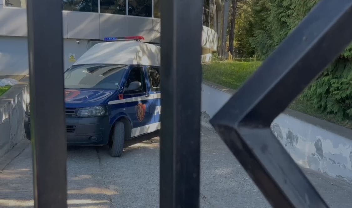 Plagosi djalin me thikë, lihet në burg babai