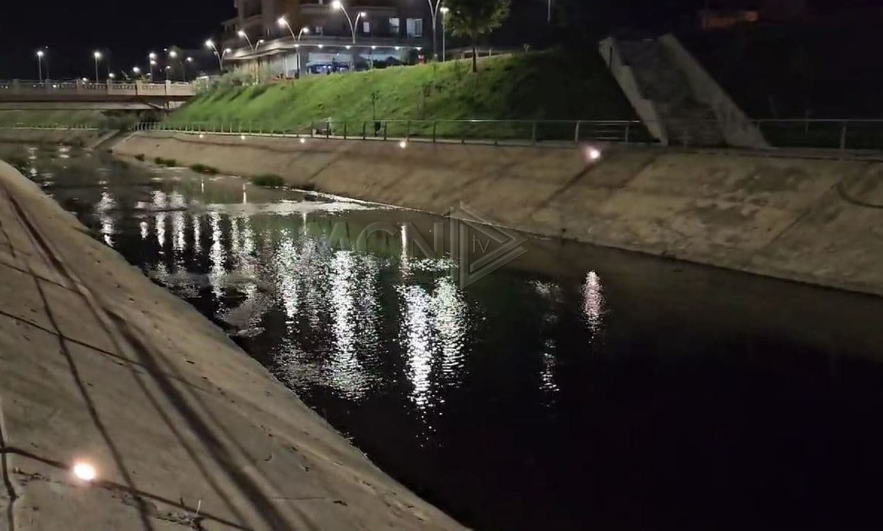 Derdhja e mbetjeve hidrokarbure ndot sërish lumin Gjanica në Fier