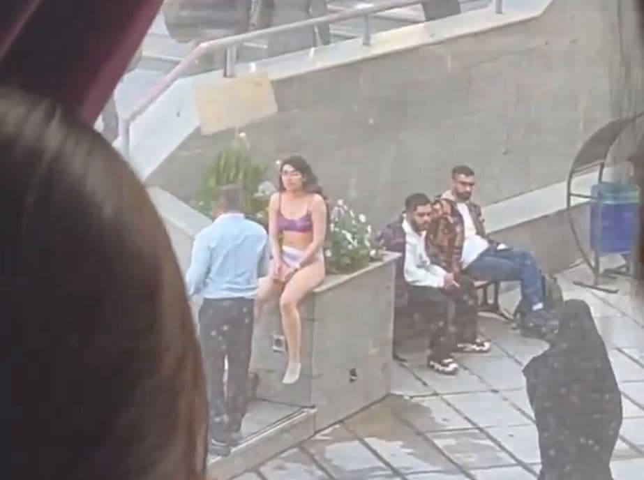 U zhvesh për të protestuar ndaj ngacmimeve, autoritetet iraniane arrestojnë studenten (VIDEO)