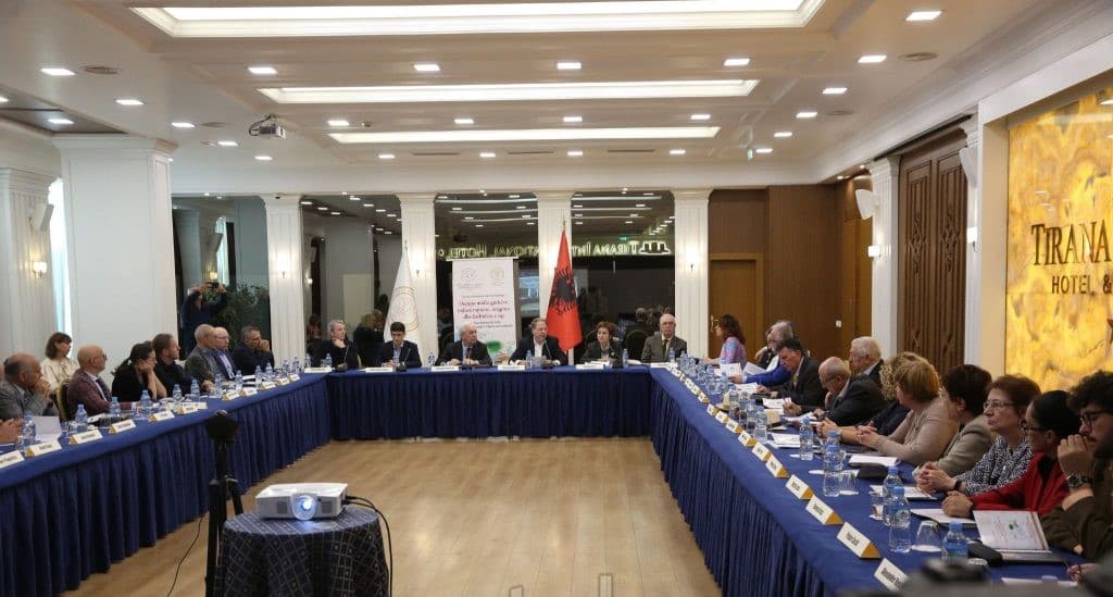 25 studiues nga vendi dhe bota/ Konferenca shkencore ‘Shqipja midis gjuhëve indoevropiane, origjina dhe lashtësia e saj’