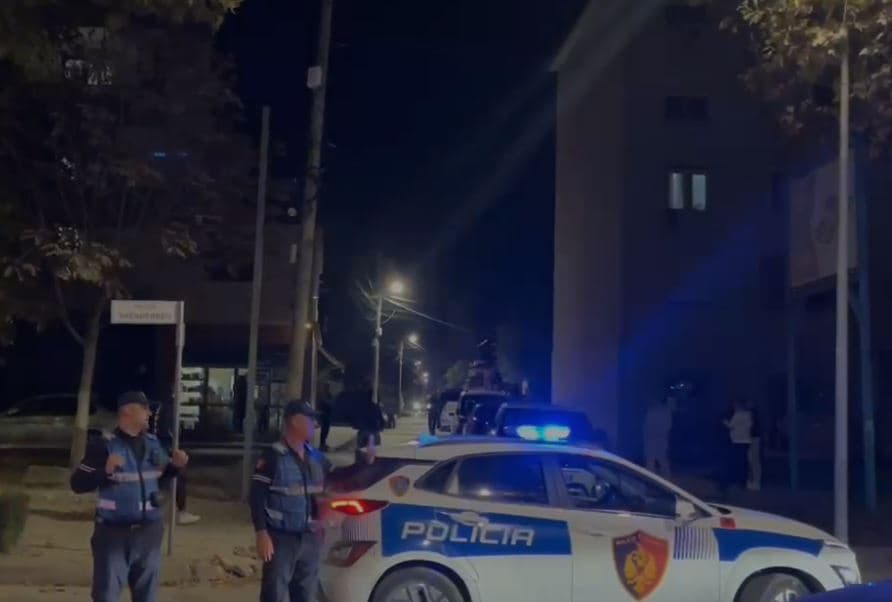 Fier, vetëplagoset me armë zjarri  një 18- vjeçare