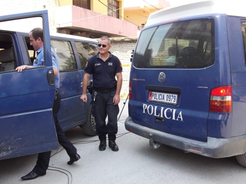 Arrestohen dy persona në Lezhë/ Njëri goditi të atin, tjetri dhunoi bashkëshorten