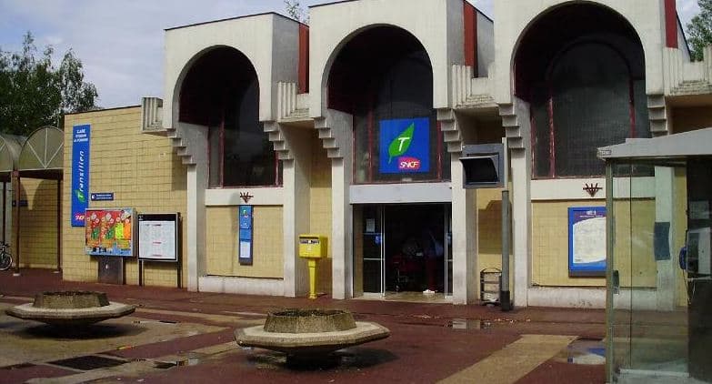 Përleshje me sëpata në një stacion treni në Paris, 4 të plagosur