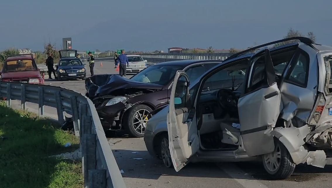 Përplasen tre makina në Fier, plagoset një person