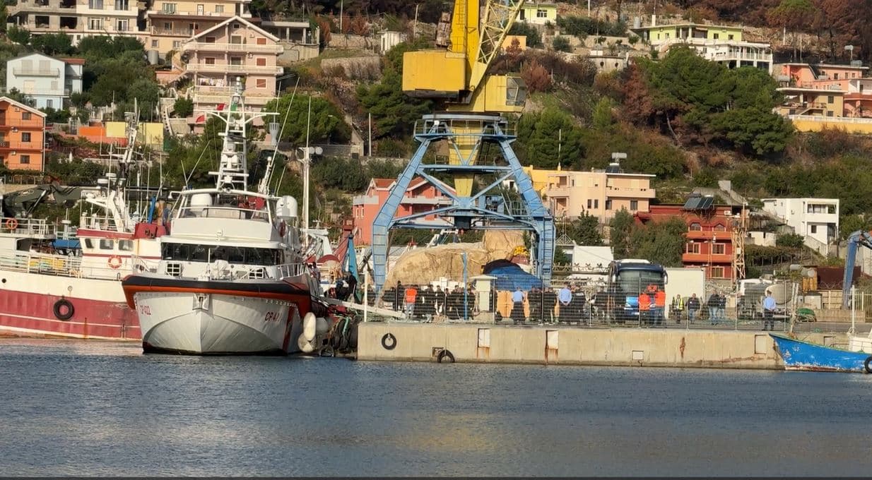 Anija me azilkërkuesit rikthehet të premten në Portin e Shëngjinit