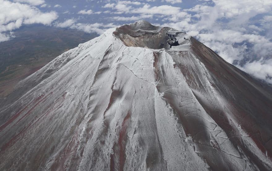Reshjet e borës mbulojnë Mali Fuji pas vonesës rekord prej 130 vitesh