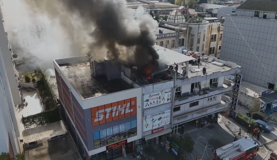 Shkodër, zjarr me përmasa të mëdha në një magazinë (VIDEO)