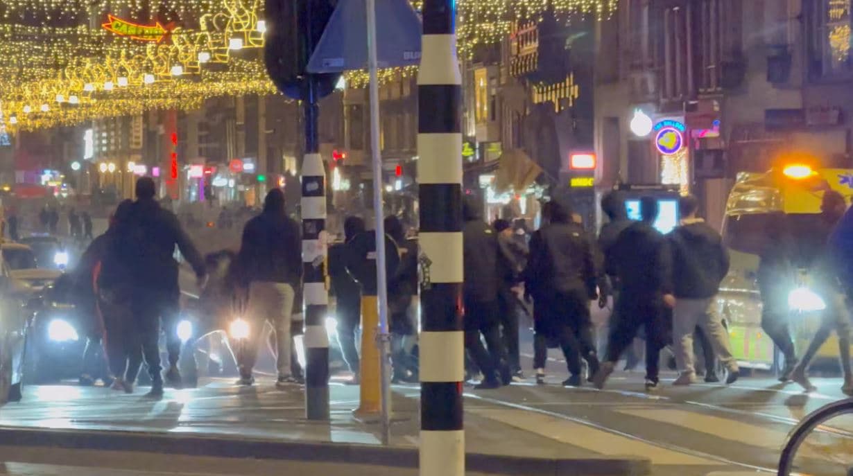 Përleshje në Amsterdam, dhunohen brutalisht tifozët izraelitë (VIDEO)
